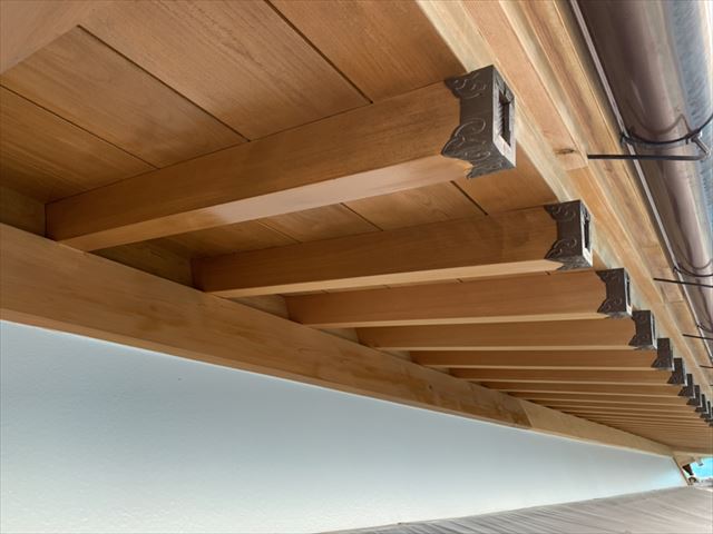 塩尻市木部塗装｜あく抜き洗浄をした外壁木部に防虫防腐塗料を塗装