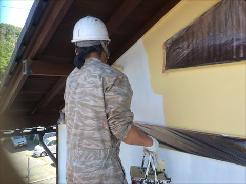 松本市外壁塗装　下塗り中塗り