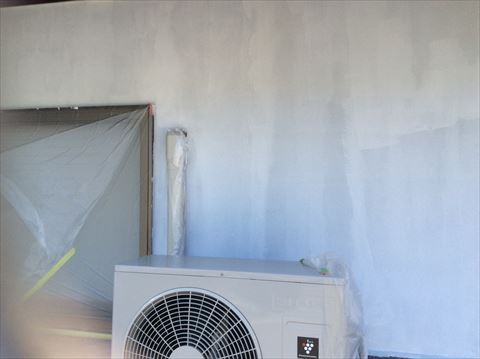 松本市外壁塗装　下塗り中塗り