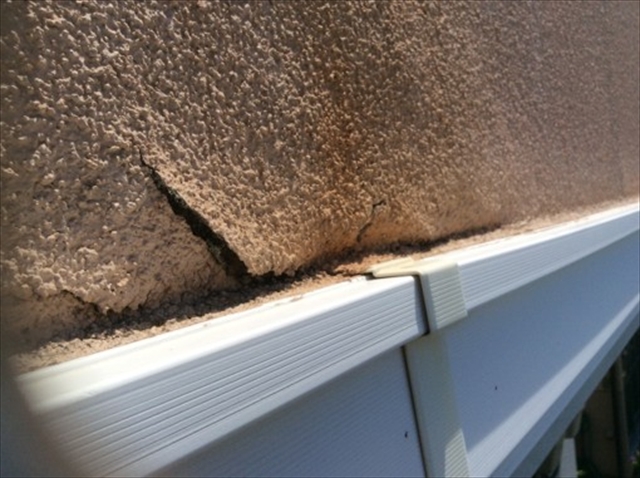 下諏訪町で凍害に強い外壁リフォーム。ベランダの崩れを金属サイディングで部分補修