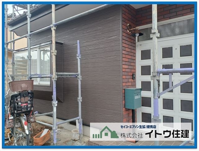 反ったサイディングをカバー工法