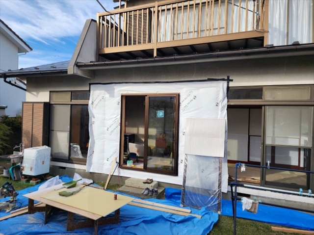 塩尻市で耐震改修。大きな窓を縮小し金属サイディングで強い壁を作るリフォーム